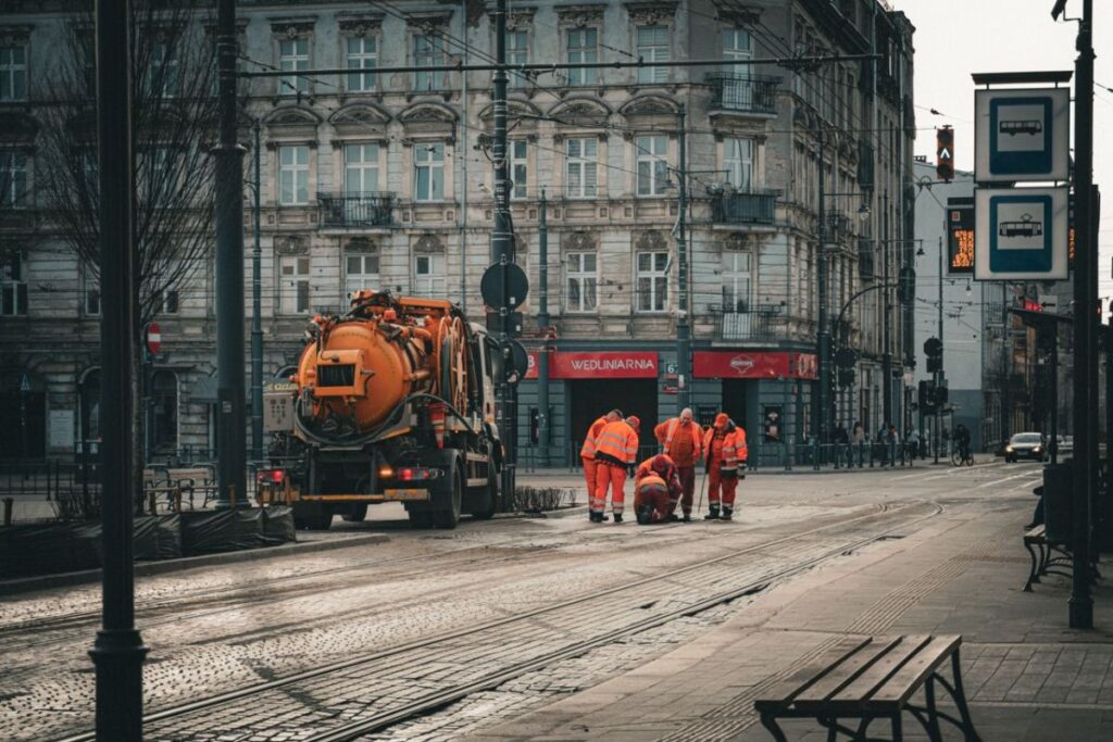 dlaczego warto wykonać inspekcje kanalizacji latem przed ulewami grafika do wpisu