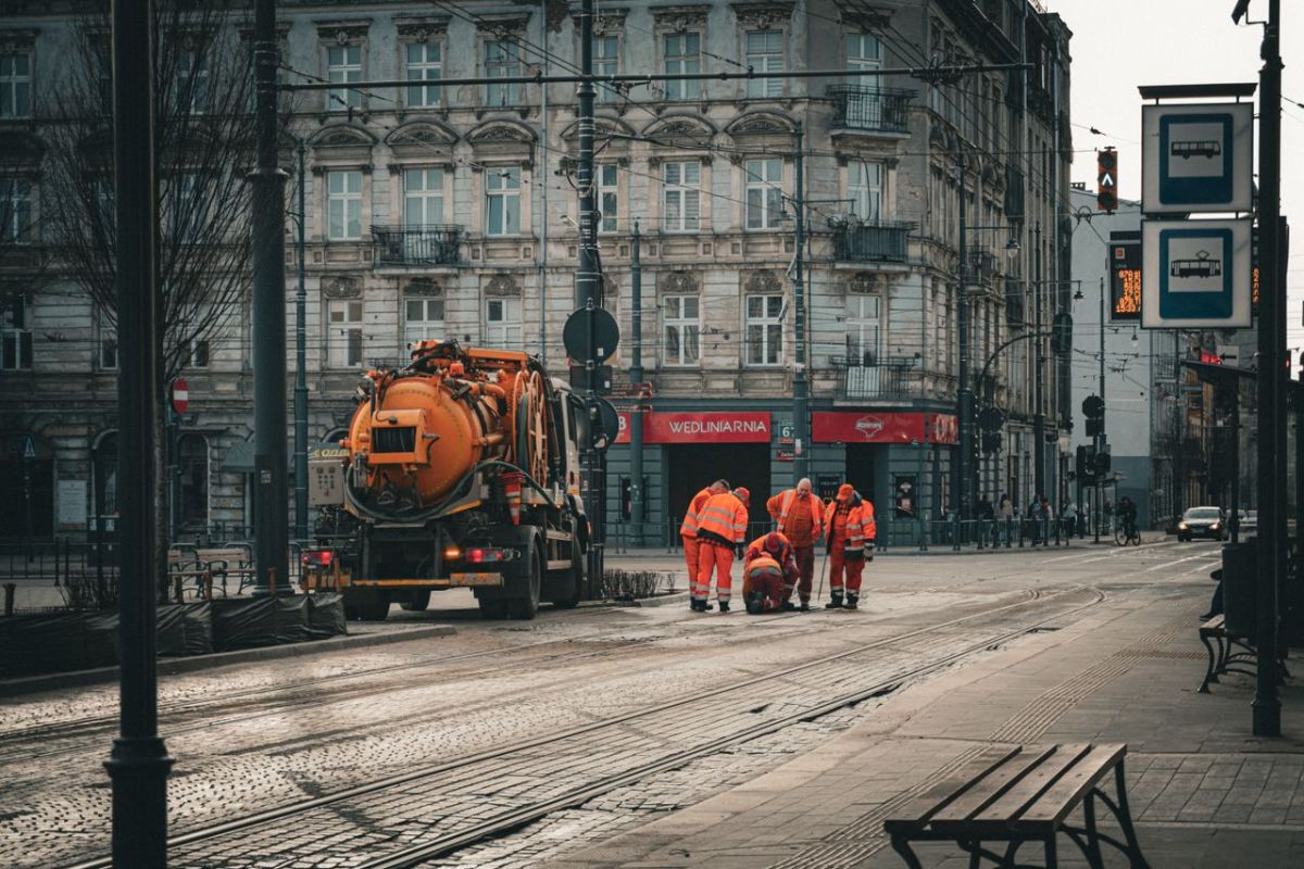 dlaczego warto wykonać inspekcje kanalizacji latem przed ulewami grafika do wpisu